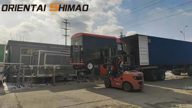 Ammattimainen kontin lastausprosessi varmistaa Citroen Food Truckin turvallisen maailmanlaajuisen toimituksen