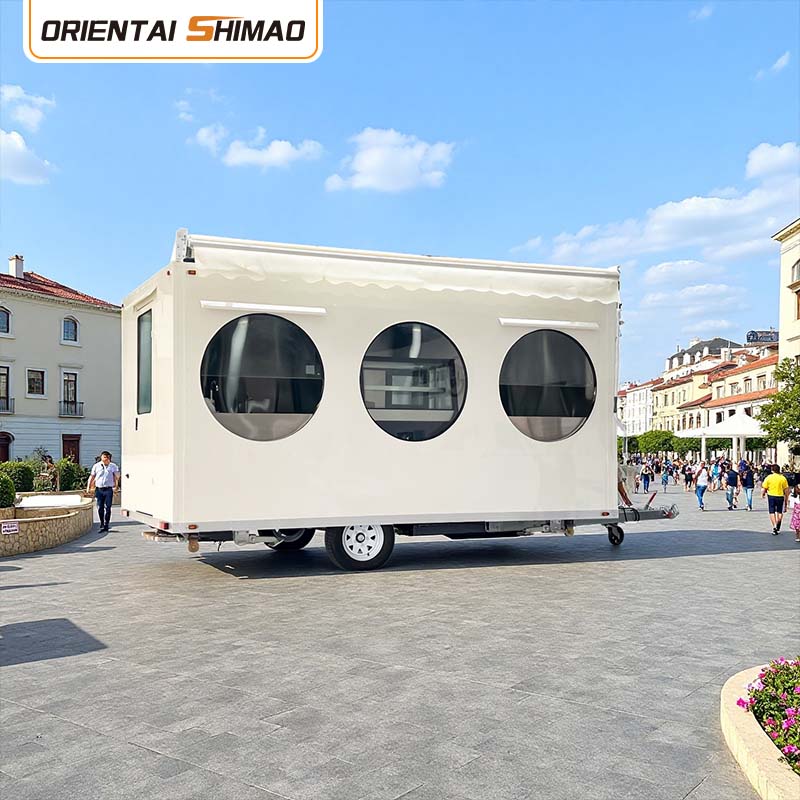 Neliön muotoinen ruokakärry pyörillä