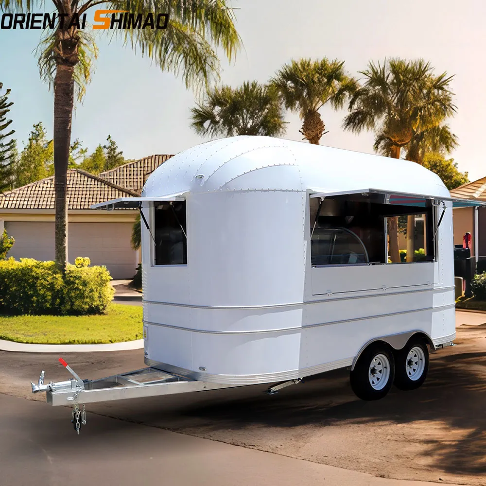 Valkoinen Airstream Food Trailer